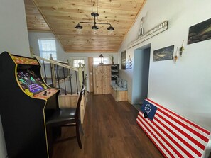 Game room - 5bd~4ba Near Smoky Mountains Attractions~Majestic Views, Hot Tub, FirePit SMORES (Dandridge)