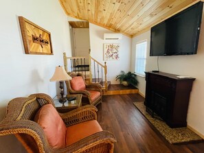 Smart TV, fireplace, books - 5bd~4ba Near Smoky Mountains Attractions~Majestic Views, Hot Tub, FirePit SMORES (Dandridge)
