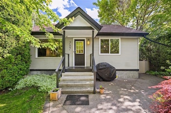 Entire House With Hot Tub!