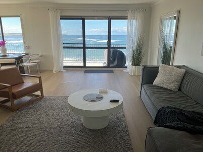 Beachfront Penthouse at The Entrance - Beach Pool right infront
