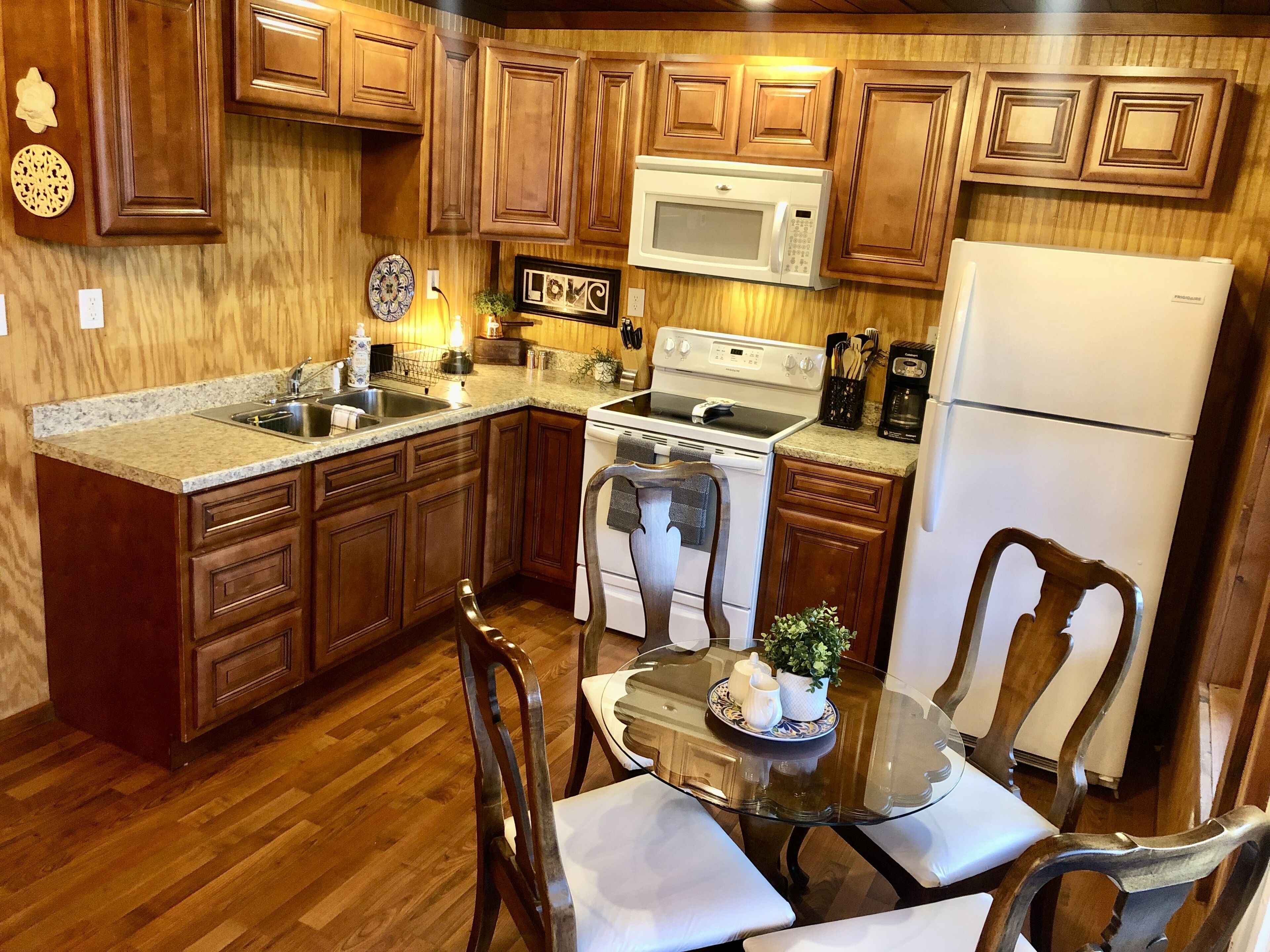 Lovely private cabin at Wolf Creek Marina sleeps 6