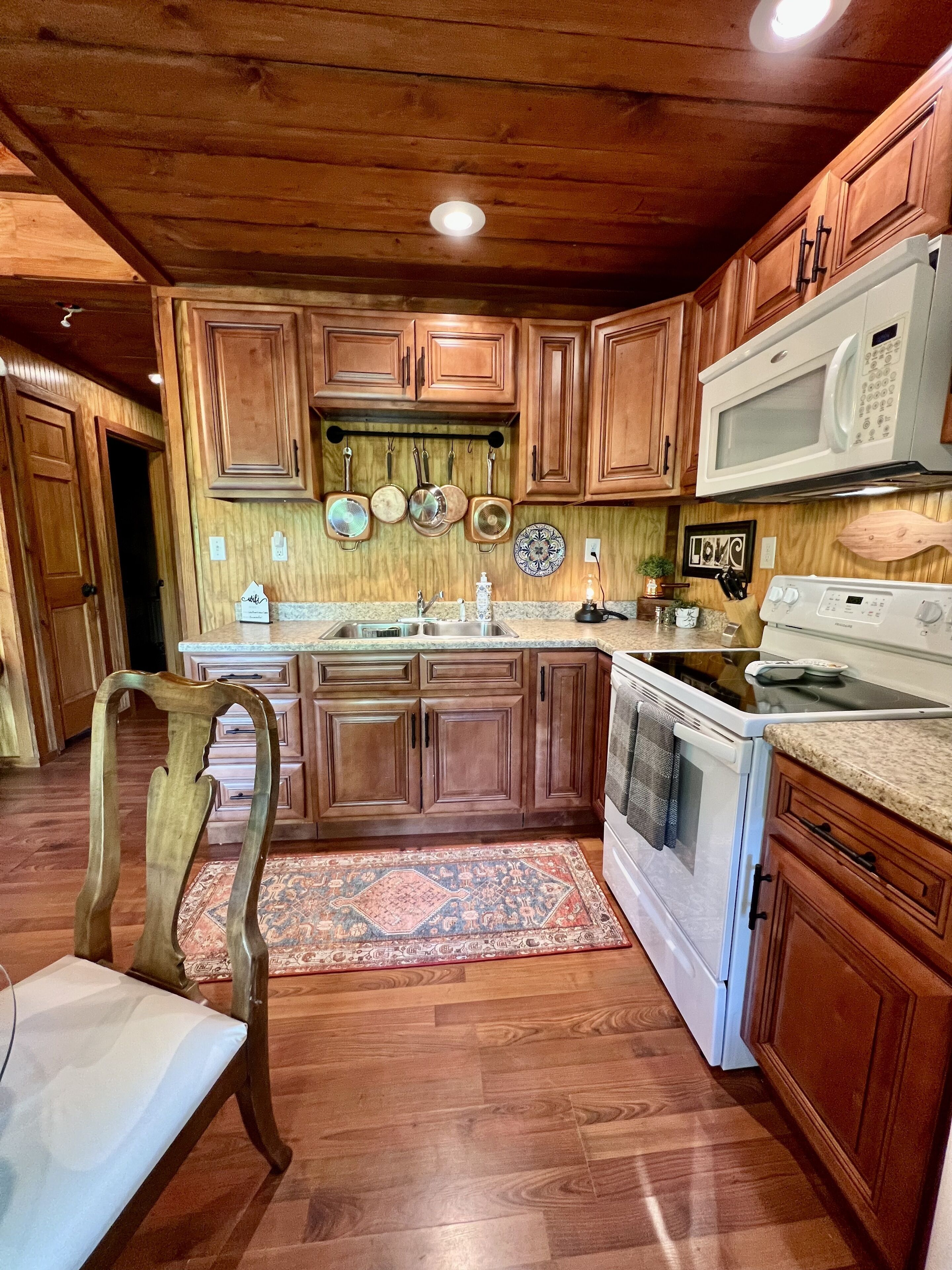 Lovely private cabin at Wolf Creek Marina sleeps 6