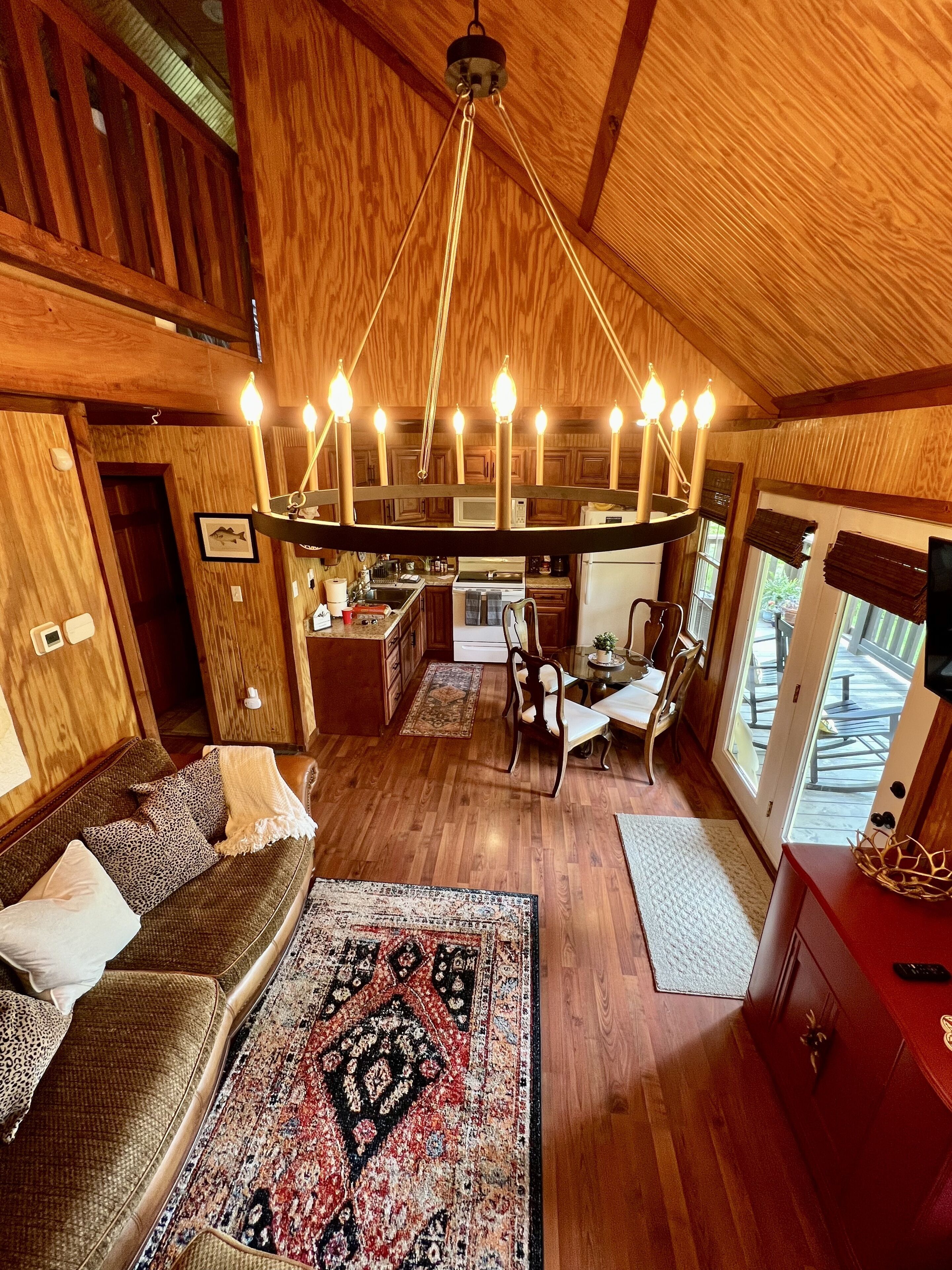 Lovely private cabin at Wolf Creek Marina sleeps 6