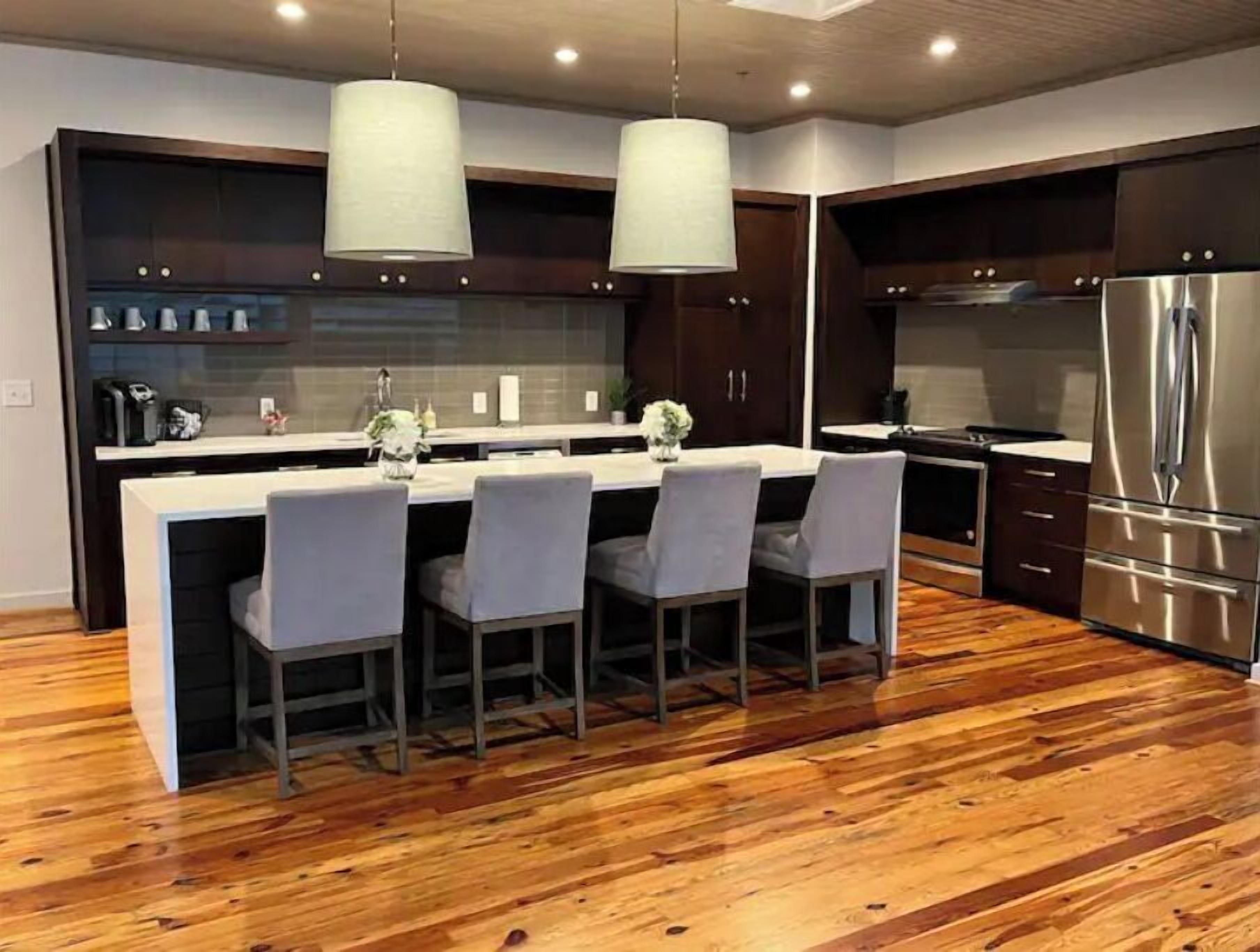 Microwave, dishwasher, coffee/tea maker, cookware/dishes/utensils