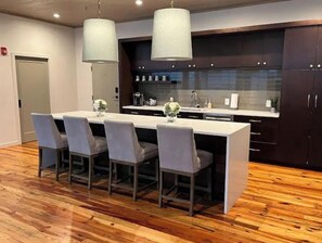 Een microgolfoven, een vaatwasser, een koffiezetapparaat/waterkoker