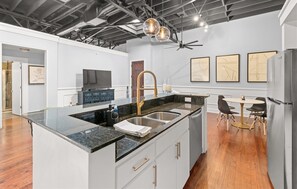 Frigorifero, microonde, forno, piano cottura