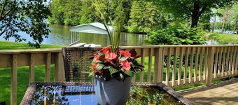 Romantic 1 BR Lakeside Cottage w/ KING BED