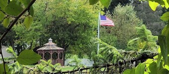 Romantic 1 BR Lakeside Cottage w/ KING BED