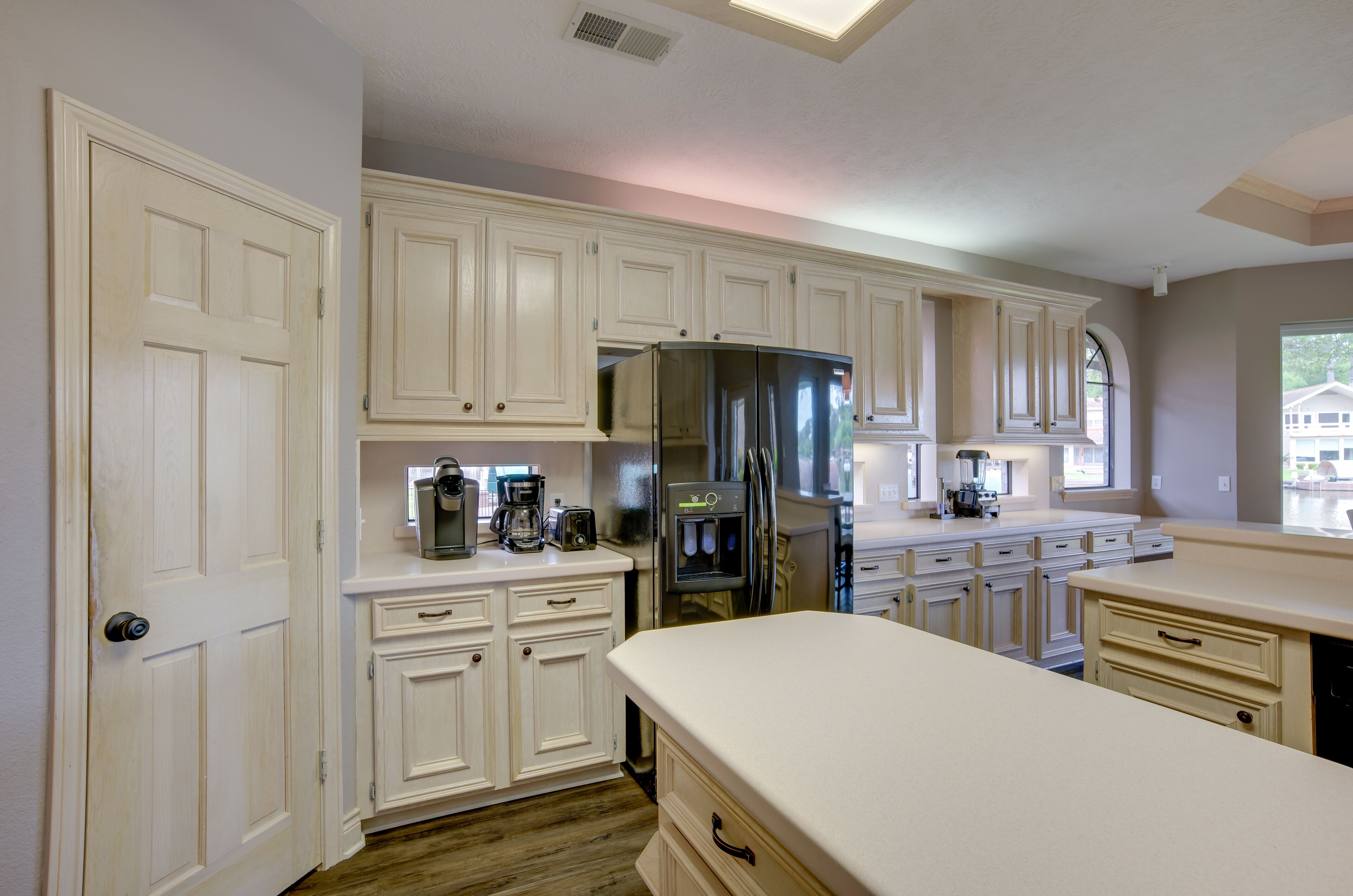 'Comfy Cove' on Lake Conroe w/ Grills & Boat Dock!