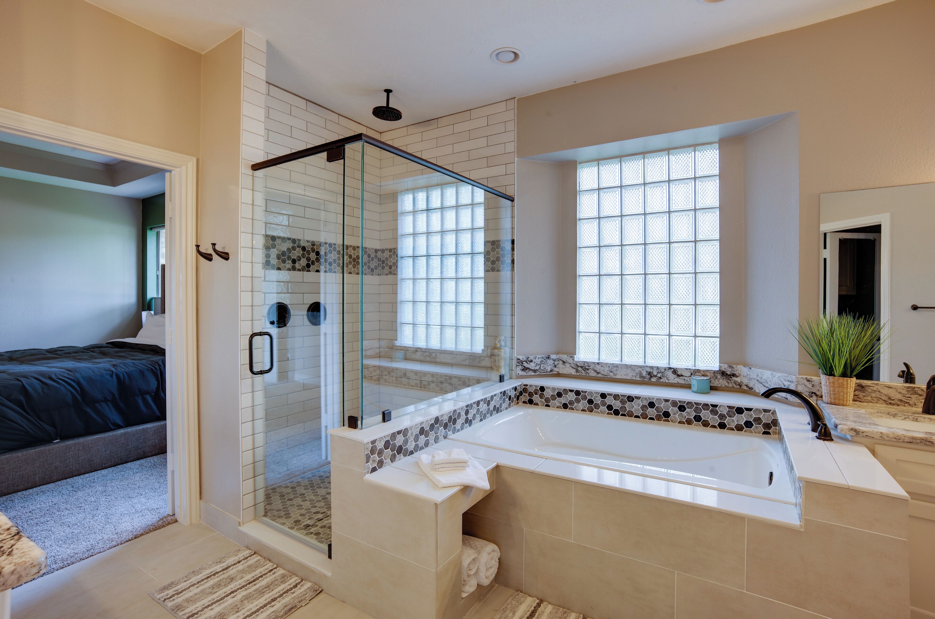 Amenidades de baño gratuitas, secadora de cabello, toallas 
