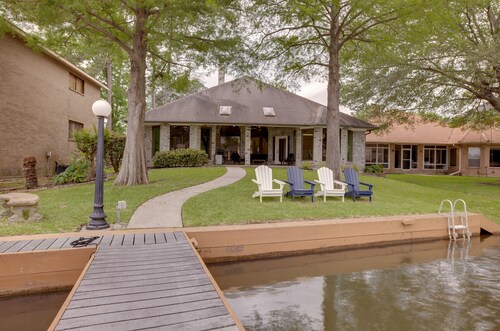Grills & Boat Dock: ‘Comfy Cove  ’ on Lake Conroe