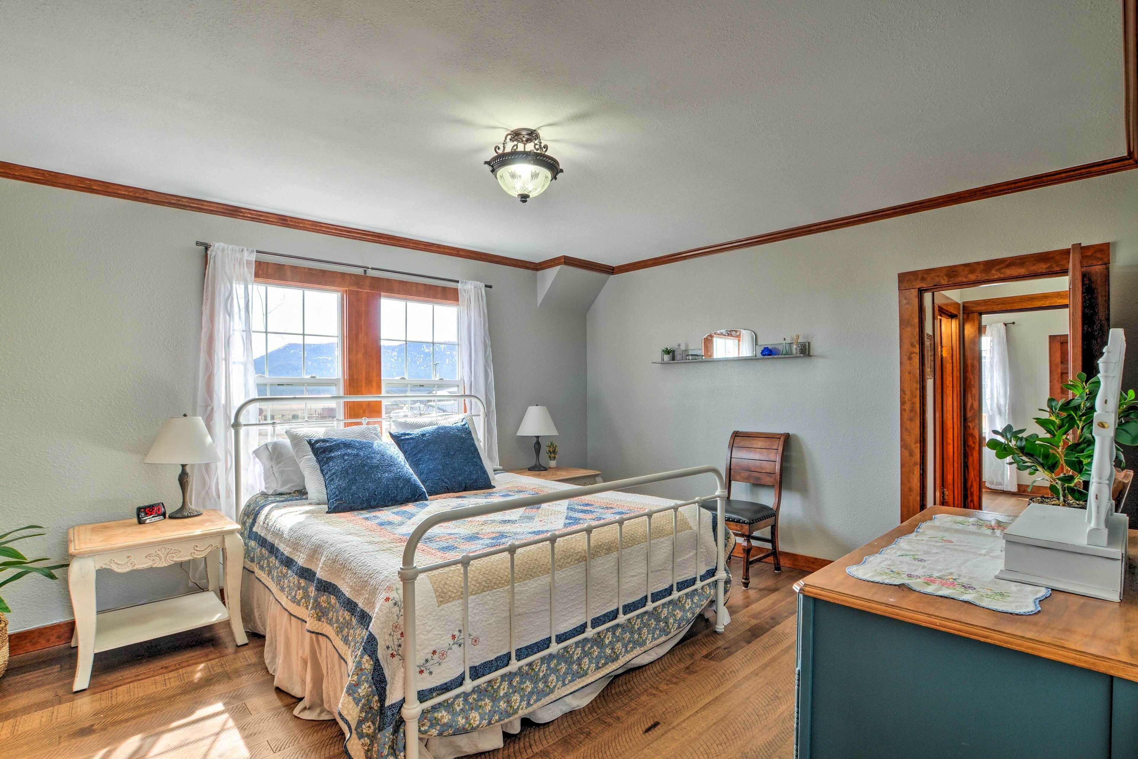 Secluded Bonanza Home w/ Antique Furnishings