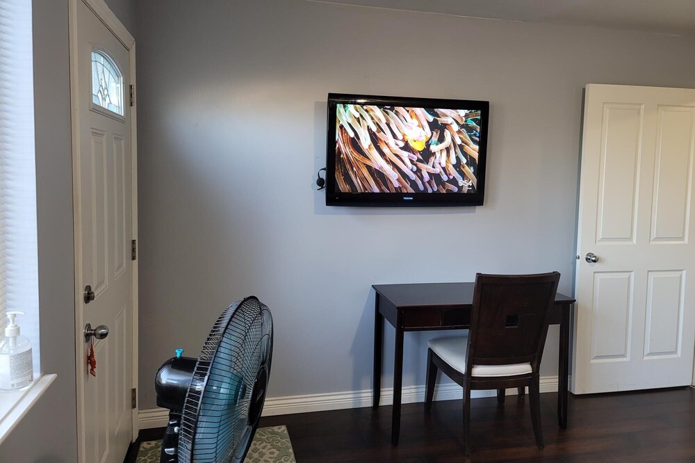 1 BEDROOM WITH PRIVATE ENTRY.