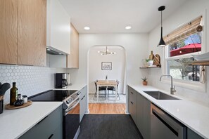 Réfrigérateur, four à micro-ondes, un four, surface de cuisson