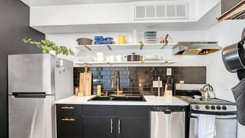 Frigorifero, microonde, forno, piano cottura