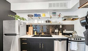 Een koelkast, een magnetron, een oven, een kookplaat