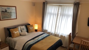 Habitación doble Confort | Cortinas blackout, tabla de planchar con plancha y wifi gratis 