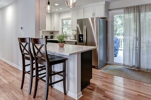 Réfrigérateur, four à micro-ondes, un four, surface de cuisson