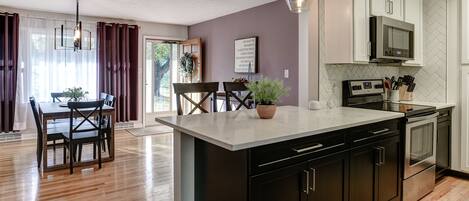 Geladeira, micro-ondas, fogão, cooktop