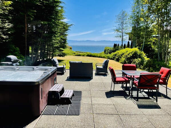Outdoor dining - Points West Oceanfront Resort 3 Bed Ocean Point House A (Sooke)
