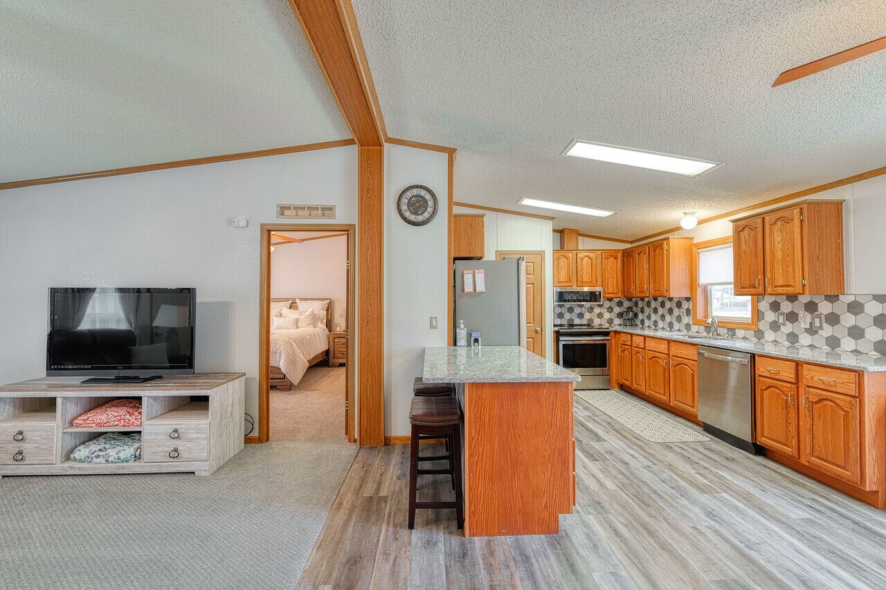 Tucked off the Path-Yet near it all! <5 min to entertainment, colleges and more!