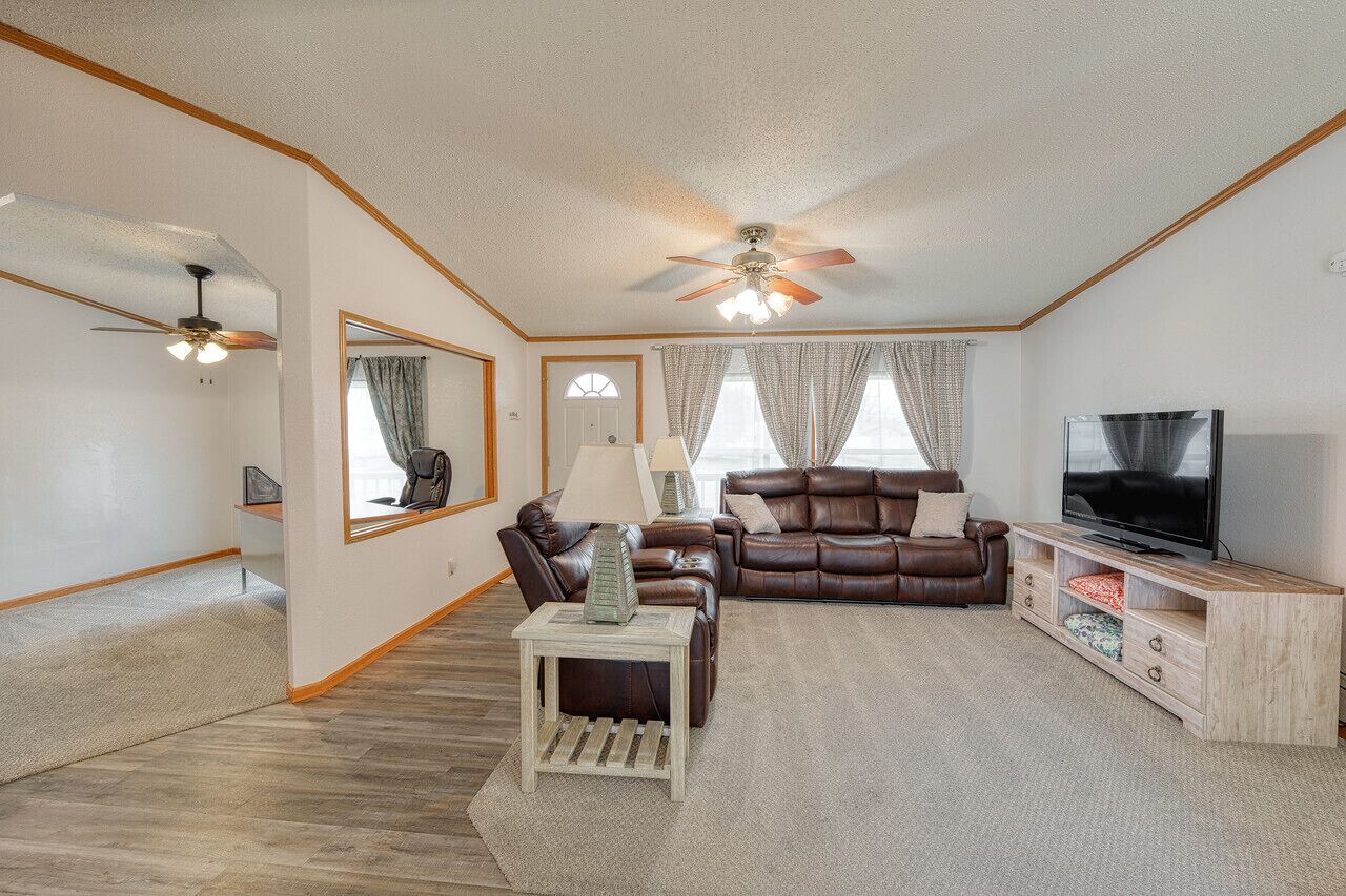 Tucked off the Path-Yet near it all! <5 min to entertainment, colleges and more!