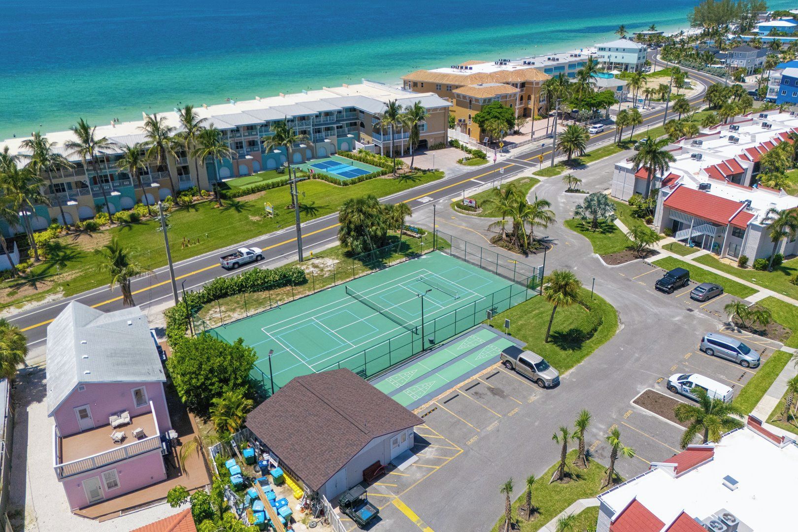 Hotel frente al mar con cancha de tenis, piscina y acceso a la playa.