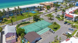 Ein Küstenhotel mit Tennisplatz, Pool und direktem Strandzugang.