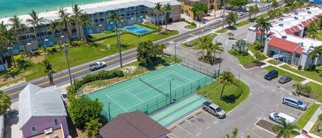 Hotel frente al mar con cancha de tenis, piscina y acceso a la playa.
