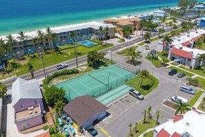 A coastal hotel with a tennis court, pool, and beach access. - Runaway Bay 128 - Beach, Pool, gym and bay (Bradenton Beach)