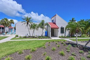 Unclassified image, 3 of 48, button - Runaway Bay 128 - Beach, Pool, gym and bay (Bradenton Beach)
