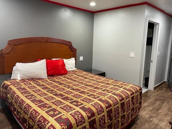 Standard Room | Free WiFi, bed sheets - The Broadway Inn (Los Angeles)