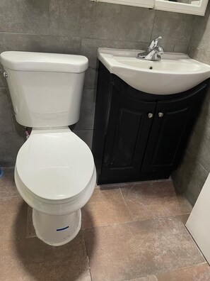 Quarto standard | Banheiro | Chuveiro/banheira combinados, produtos de toalete grátis