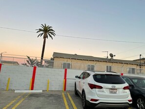 Exterior - The Broadway Inn (Los Angeles)