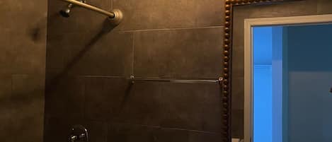 Standard Room | Bathroom | Combined shower/tub, free toiletries, towels