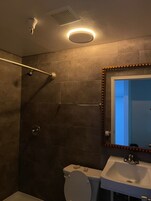 Standard Room | Bathroom | Combined shower/tub, free toiletries, towels
