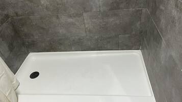 Standard Room | Bathroom | Combined shower/bathtub, free toiletries, towels