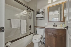 Combined shower/bathtub, towels
