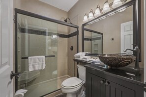 Combined shower/tub, towels