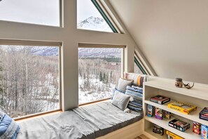 3 bedrooms, desk, WiFi, bed sheets - Alaskan Mountain Gem with Private Hot Tub & Gym! (Eagle River)