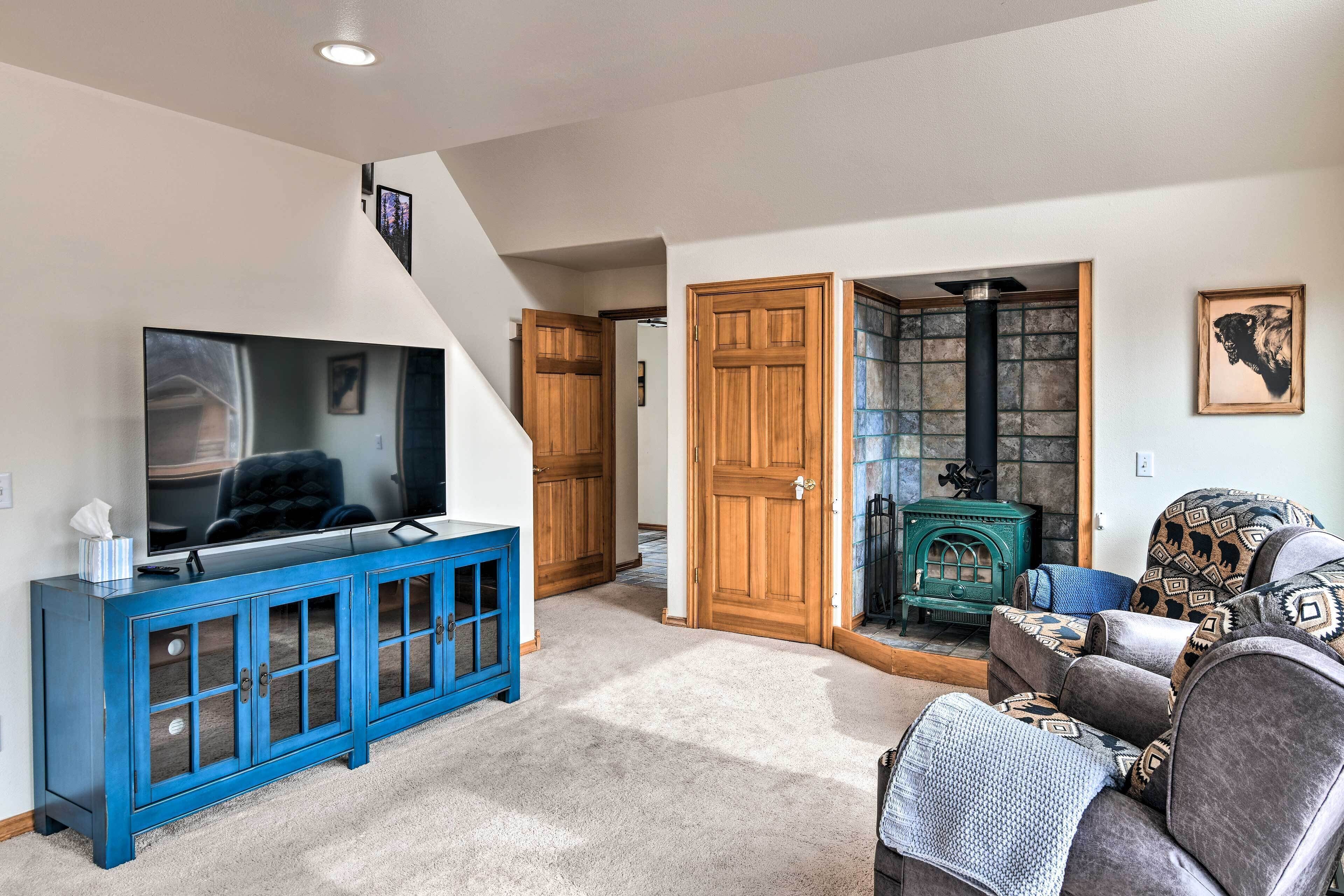 Alaskan Mountain Gem with Private Hot Tub & Gym!