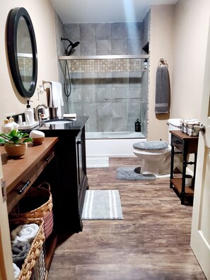 Une petite salle de bain comprenant une douche, des toilettes et un lavabo.