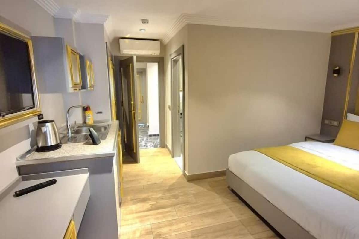 Hochwertige Bettwaren, Zimmersafe, Schreibtisch