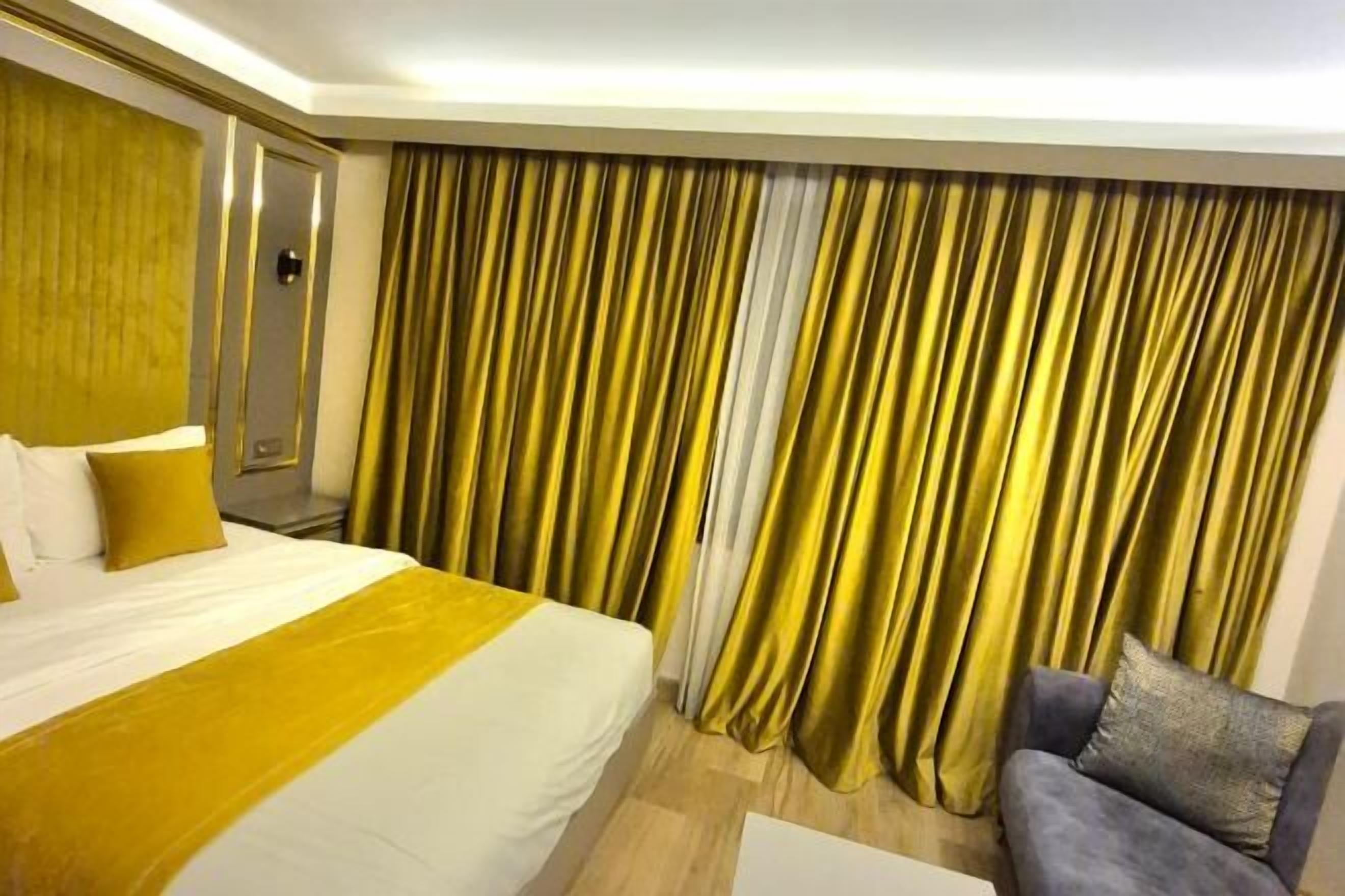 Hochwertige Bettwaren, Zimmersafe, Schreibtisch