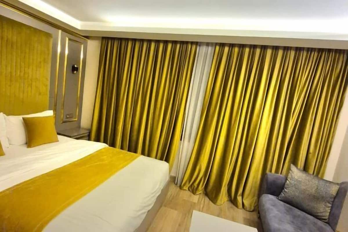 Hochwertige Bettwaren, Zimmersafe, Schreibtisch