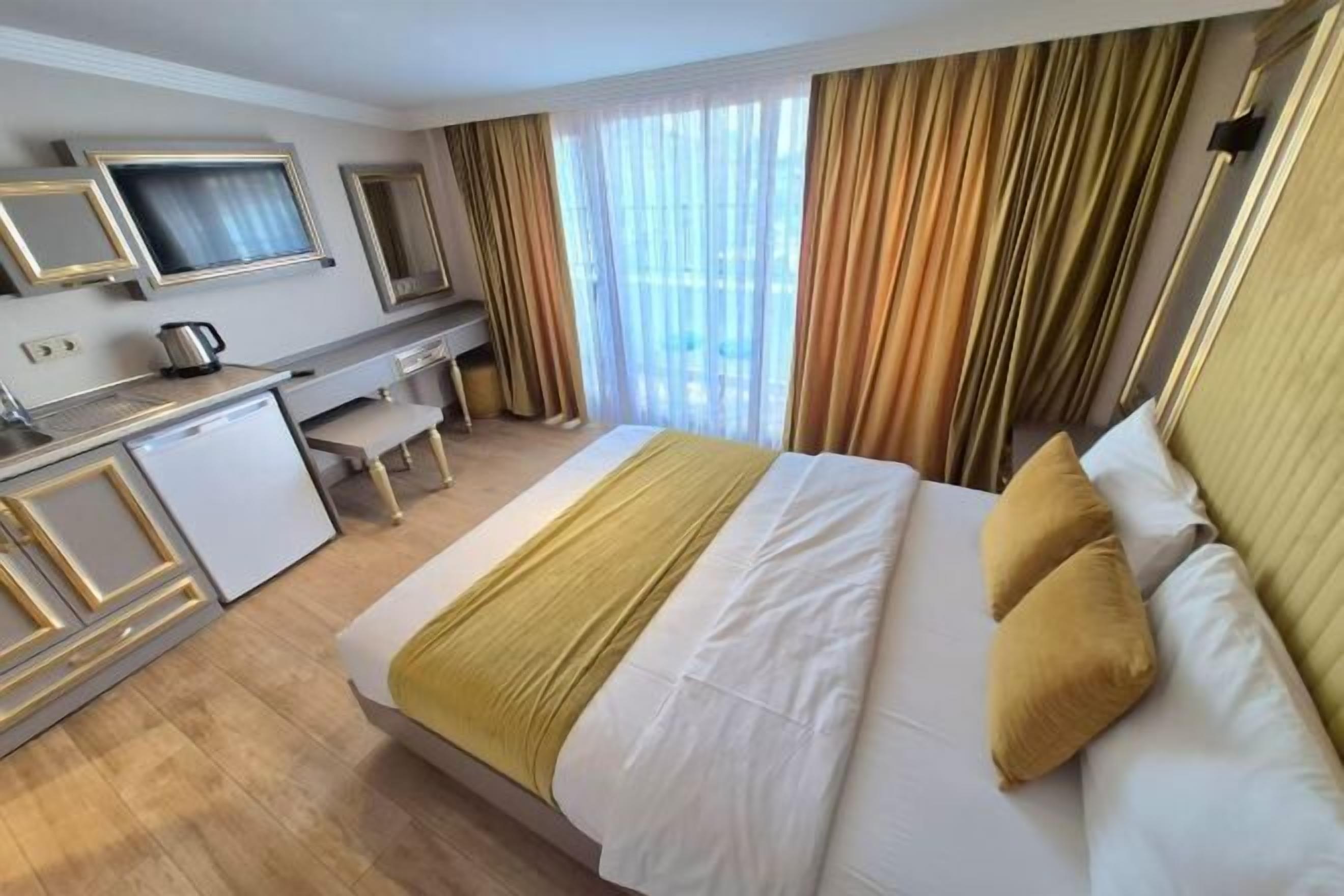 Hochwertige Bettwaren, Zimmersafe, Schreibtisch