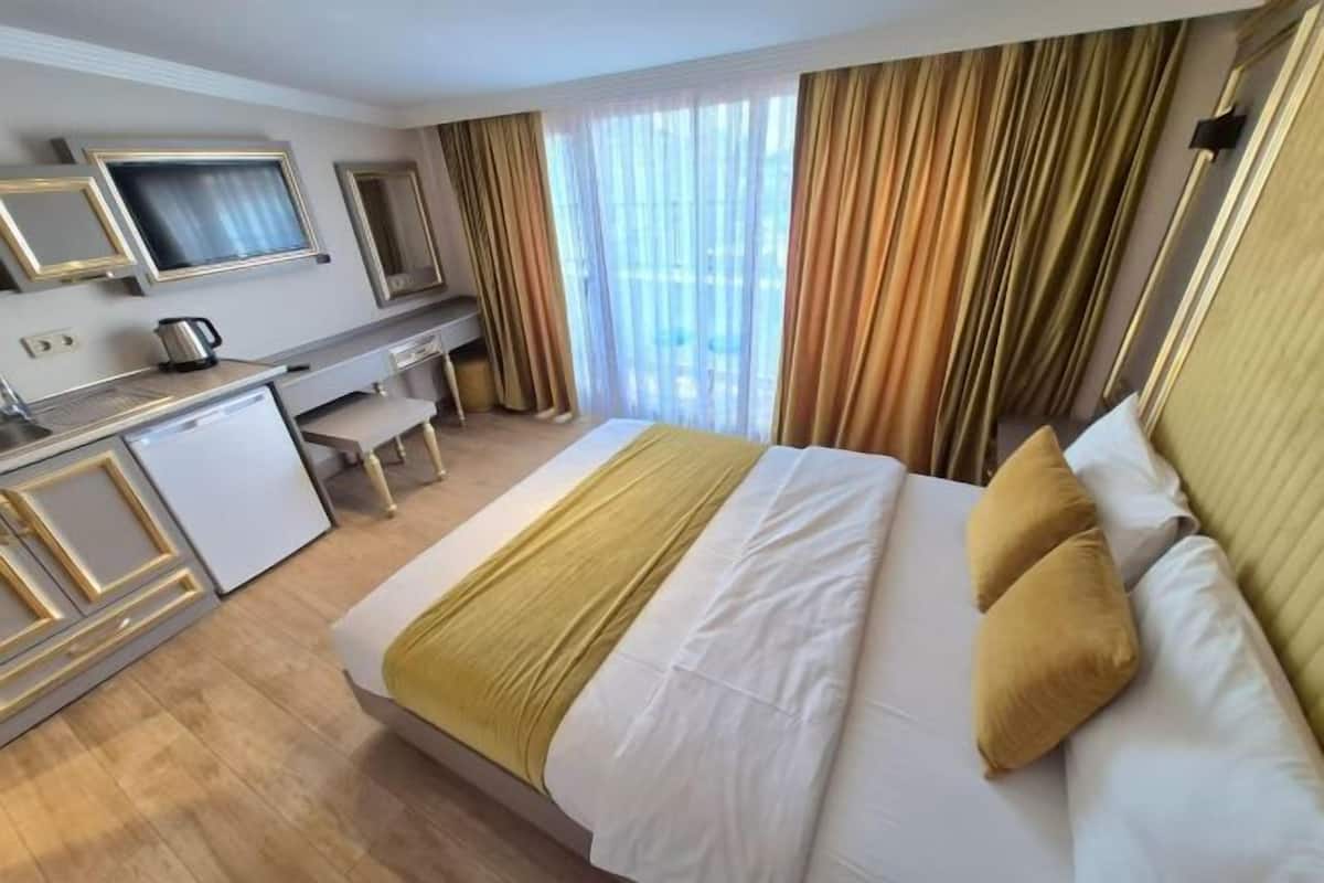 Hochwertige Bettwaren, Zimmersafe, Schreibtisch