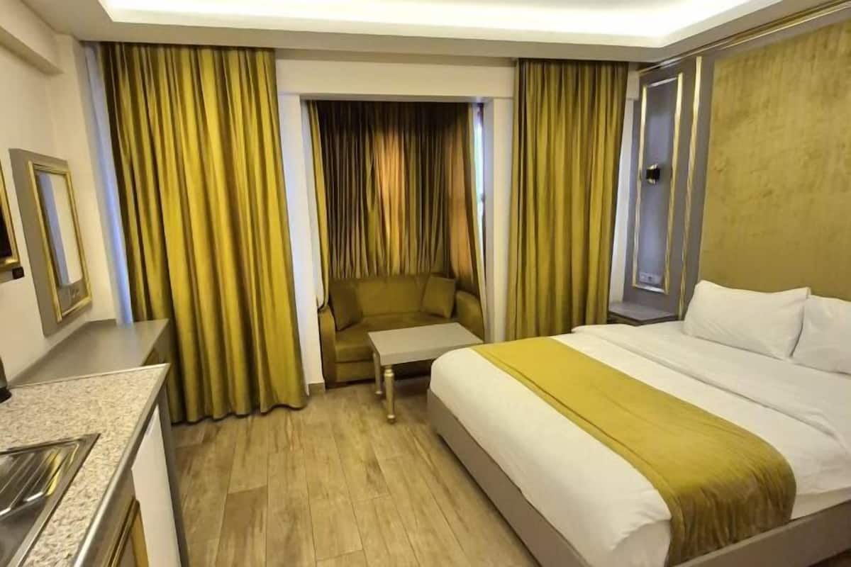 Hochwertige Bettwaren, Zimmersafe, Schreibtisch