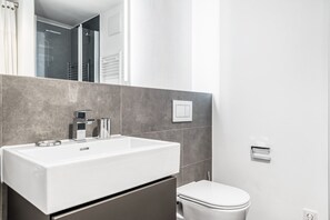 Hair dryer, towels - Elegant Mitte 1BR with Apple Store in building, by Blueground (Berlin)