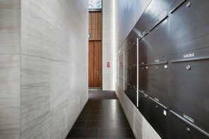 Interior - Lovely Mitte 1BR with Apple Store in building, by Blueground (Berlin)